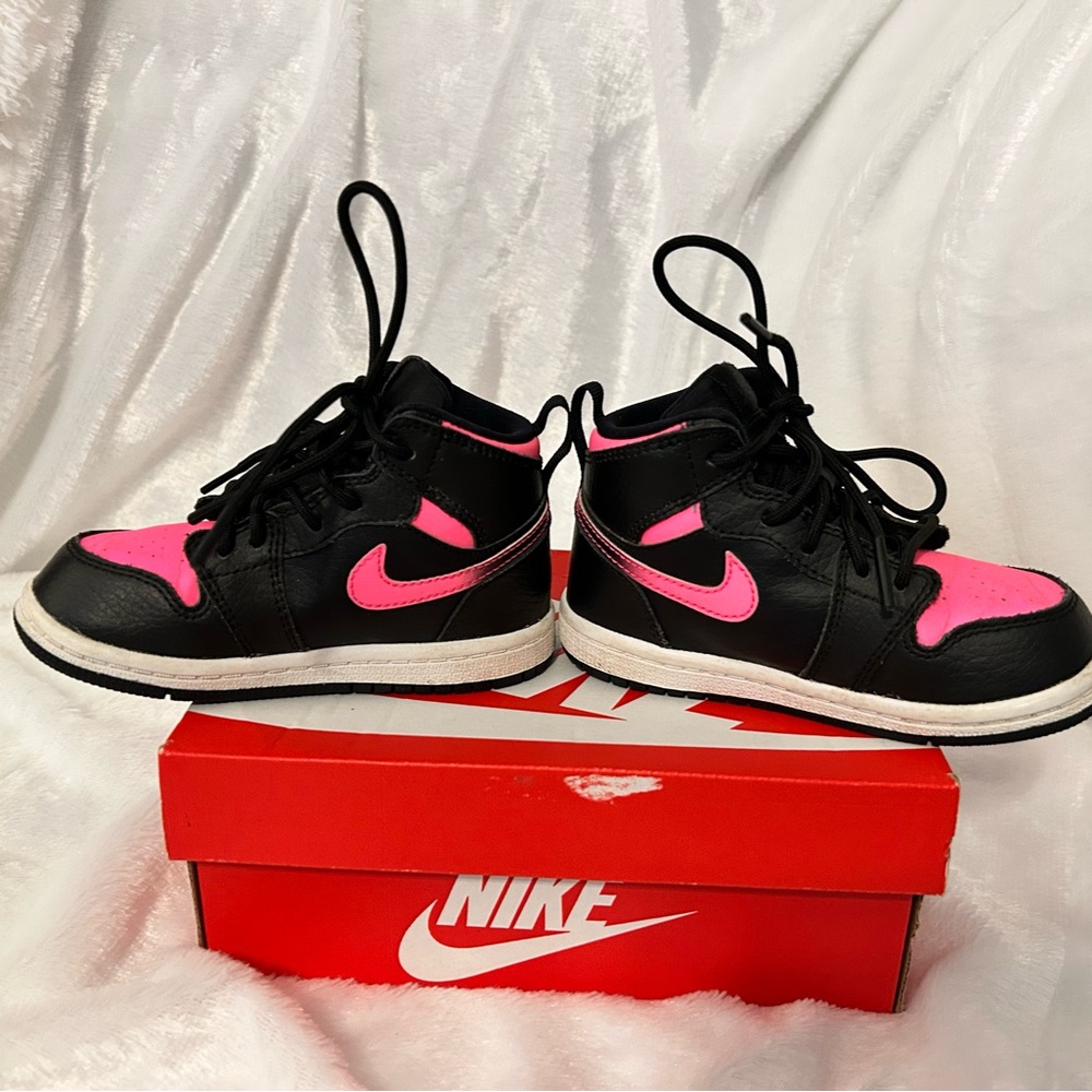 Nike Kids Sneakers in Black and Pink